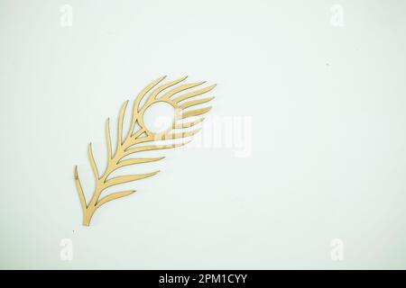 Piuma pavone oro isolata su sfondo bianco Foto Stock
