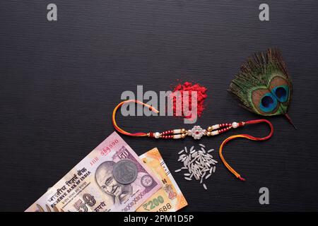 Vista dall'alto di rakhi con kumkum e soldi, natura morta di raksha bandhan Foto Stock