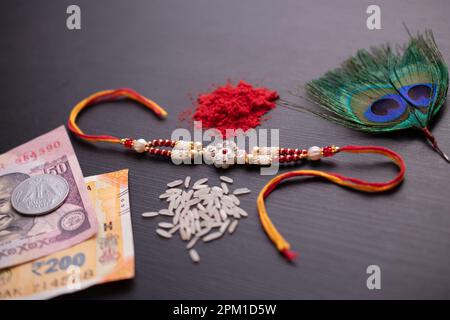 Rakhi con roli Chawal e Money, concetto raksha bandhan Foto Stock