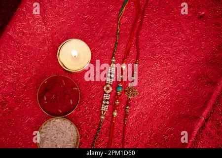 Vista dall'alto di rakhi con diya e roli Chawal Foto Stock