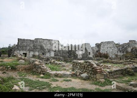 Georgia, Tsikhisdziri - 07 luglio 2022: Antiche rovine di pietra sulla fortezza di Petra Foto Stock