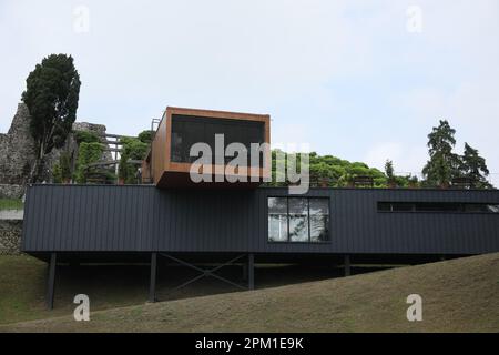 Georgia, Tsikhisdziri - 07 luglio 2022: Edificio moderno del centro turistico vicino alla fortezza di Petra Foto Stock