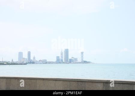 Georgia, Tsikhisdziri - 07 luglio 2022: Bella vista del mare e della costa lontana con edifici moderni Foto Stock