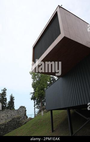 Georgia, Tsikhisdziri - 07 luglio 2022: Edificio moderno del centro turistico vicino alla fortezza di Petra Foto Stock