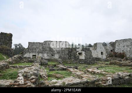 Georgia, Tsikhisdziri - 07 luglio 2022: Antiche rovine di pietra sulla fortezza di Petra Foto Stock