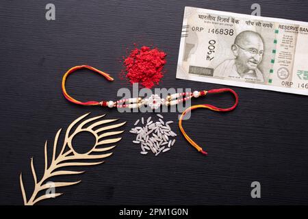 Vista dall'alto di rakhi con il concetto di roli chawal raksha bandhan Foto Stock