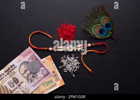 Rakhi con i soldi di kumkum e shagun sul tavolo Foto Stock