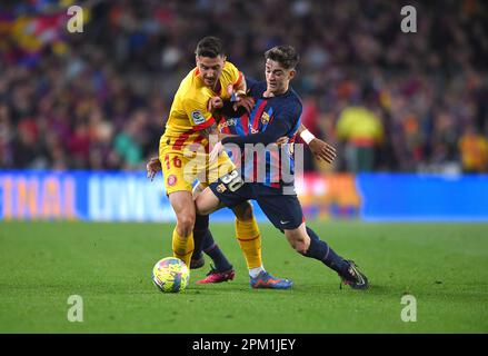 Barcellona, ESP. 10th Apr, 2023. FC BARCELLONA vs GIRONA FC 10 aprile 2023 Javi Hernández (16) di Girona FC (a sinistra) sfida Gavi (30) del FC Barcellona durante la partita tra FC Barcellona e Girona FC corrispondente al ventotto giorno di la Liga Santander al Camp Nou di Spotify a Barcellona, Spagna. Credit: Rosdemora/Alamy Live News Foto Stock