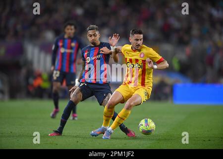 Barcellona, ESP. 10th Apr, 2023. FC BARCELONA vs GIRONA FC 10 aprile 2023 Raphina (22) del FC Barcelona (a sinistra) vies con Javi Hernández (16) del Girona FC durante la partita tra FC Barcelona e Girona FC corrispondente al ventotto giorno della Liga Santander al Camp Nou di Spotify a Barcellona, Spagna. Credit: Rosdemora/Alamy Live News Foto Stock