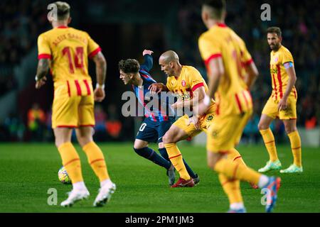 Barcellona, Spagna. 10th Apr, 2023. Il Gavi di Barcellona (2nd L) compete durante la partita di calcio spagnola la Liga tra il FC Barcelona e il Girona FC a Barcellona, in Spagna, il 10 aprile 2023. Credit: Joan Gosa/Xinhua/Alamy Live News Foto Stock