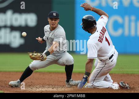Cleveland, Stati Uniti. 10th Apr, 2023. I guardiani di Cleveland Amed Rosario (1) ruba la seconda base mentre il breve stop di New York Yankees Anthony Volpe (11) non può ottenere un manico sulla palla durante il terzo inning al Progressive Field a Cleveland, Ohio, il lunedì 10 aprile 2023. Foto di Aaron Josefczyk/UPI Credit: UPI/Alamy Live News Foto Stock