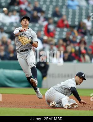 Cleveland, Stati Uniti. 10th Apr, 2023. New York Yankees Anthony Volpe (11) getta alla prima base su Isiah Kiner-Falefa (12) su una palla colpita da Cleveland Guardians Miles Straw (7) nel secondo Inno al Progressive Field di Cleveland, Ohio, lunedì 10 aprile 2023. Foto di Aaron Josefczyk/UPI Credit: UPI/Alamy Live News Foto Stock