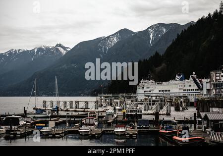 BC Ferries auto e traghetto passeggeri che fanno uno dei suoi diversi viaggi giornalieri tra Horseshoe Bay e Vancouver Island. Foto Stock