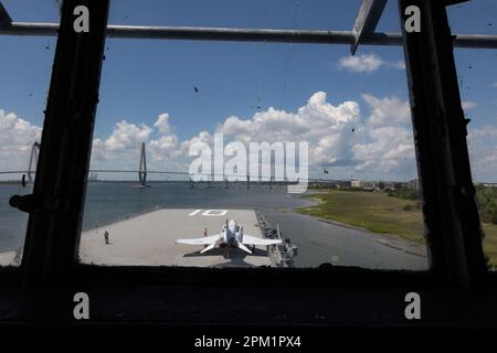 Un jet da combattimento McDonnell Douglas F-4 visto dal timone della USS Yorktown al Patriot's Point Naval and Maritime Museum di Mount Pleasant, SC, USA. Foto Stock