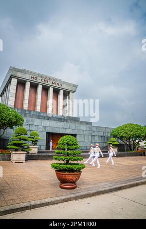 Hanoi, Vietnam, 13 novembre 2022: Cambio di guardia al mausoleo di ho Chi Minh ad Hanoi, Vietnam Foto Stock