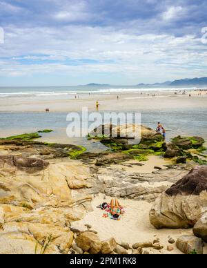 Guarda do Embau, 14 gennaio 2022: Rio da Madre che separa la spiaggia di Praia Guarda do Embau dalla terraferma Foto Stock