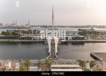 8 aprile 2023: Ponte dagang a kaohsiung, taiwan. Dagang significa grande porto o mega porto. È il primo ponte pedonale swing a Taiwan e il Lon Foto Stock