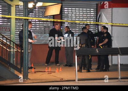 Bronx, Stati Uniti. 10th Apr, 2023. Gli agenti di polizia indagano sulle sparate a White Plains Road e Burke Avenue nel Bronx. Due maschi sono stati sparati secondo il Dipartimento di polizia di New York City. Un maschio di 17 anni è stato colpito ed è in condizione stabile e un altro maschio è in condizione critica. Credit: SOPA Images Limited/Alamy Live News Foto Stock