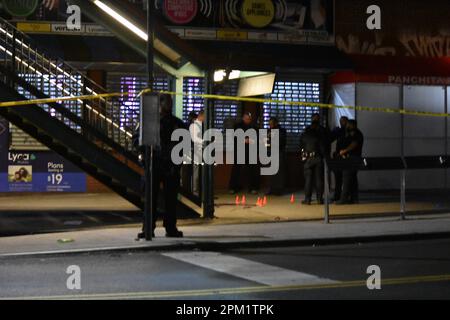 Bronx, Stati Uniti. 10th Apr, 2023. Gli agenti di polizia indagano sulle sparate a White Plains Road e Burke Avenue nel Bronx. Due maschi sono stati sparati secondo il Dipartimento di polizia di New York City. Un maschio di 17 anni è stato colpito ed è in condizione stabile e un altro maschio è in condizione critica. (Foto di Kyle Mazza/SOPA Images/Sipa USA) Credit: Sipa USA/Alamy Live News Foto Stock