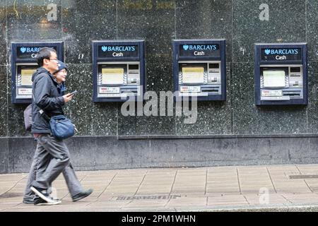 Londra, Regno Unito. 10th Apr, 2023. Una coppia cammina davanti a macchine bancomat fuori da una filiale della Barclays Bank nel centro di Londra. Credit: SOPA Images Limited/Alamy Live News Foto Stock