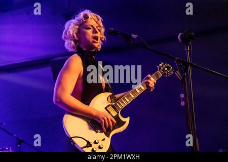 MILANO, ITALIA - 2 APRILE: Samantha Fish suona con Jesse Dayton presso i magazzini generali di Milano il 2 aprile 2023 a Milano. (Foto di Roberto Finizio/NurPhoto) Foto Stock