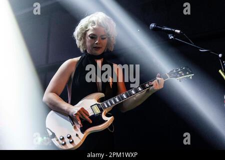 MILANO, ITALIA - 2 APRILE: Samantha Fish suona con Jesse Dayton presso i magazzini generali di Milano il 2 aprile 2023 a Milano. (Foto di Roberto Finizio/NurPhoto) Foto Stock