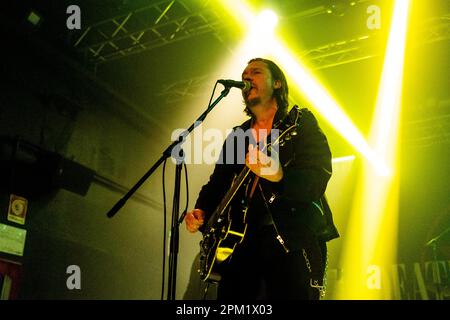 MILANO, ITALIA - 2 APRILE: Jesse Dayton suona con Samantha Fish presso i magazzini generali di Milano il 2 aprile 2023 a Milano. (Foto di Roberto Finizio/NurPhoto) Foto Stock