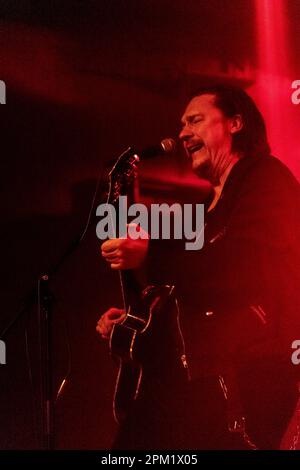 MILANO, ITALIA - 2 APRILE: Jesse Dayton suona con Samantha Fish presso i magazzini generali di Milano il 2 aprile 2023 a Milano. (Foto di Roberto Finizio/NurPhoto) Foto Stock