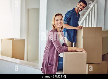 Erano desiderosi di iniziare un nuovo capitolo della vita. Ritratto di una coppia che si sposta nella loro nuova casa. Foto Stock