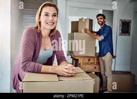 Weve sognava questo nuovo inizio per così tanto tempo. una coppia che si sposta nella loro nuova casa. Foto Stock