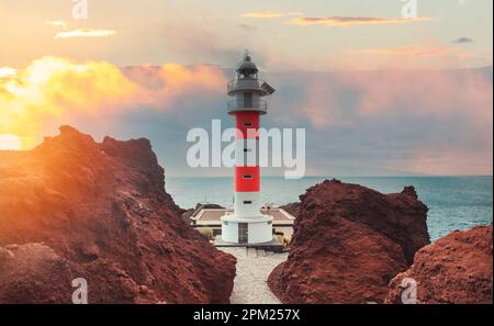 Faro di Punta de Teno è Tenerife sull'Oceano Atlantico Foto Stock