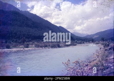 Il Lidder o Liddar è un fiume di 73 km situato nella valle di Kashmir di Jammu e Kashmir, India. Proviene dal Ghiacciaio Kolahoi e alimenta il fiume Jhelum a Mirgund Khanabal, a un'altitudine di 1.615 metri. La valle di Liddar è una valle secondaria himalayana che forma l'angolo sud-orientale del distretto di Anantnag nel Kashmir indiano-amministrato. Comune: Anantnag Foto Stock