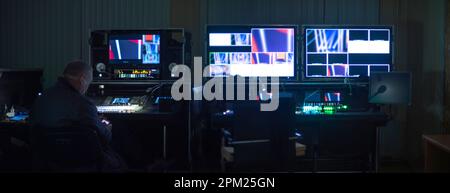 Studio TV. Area di controllo per il direttore e il team tecnico. Foto Stock