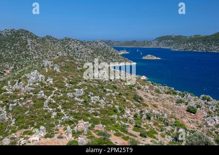 Una vista dalla Fortezza crociata di Simena a Kalekoy sulla costa turca del Mediterraneo che mostra l'antica necropoli Licia in primo piano. Foto Stock