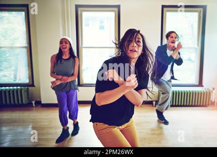 Ballerini hip hop che fanno quello che loro meglio. un gruppo di giovani che ballano insieme in uno studio. Foto Stock