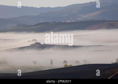 Tipico paesaggio autunnale mattutino toscano, Val D'Orcia, Toscana, Italia Foto Stock