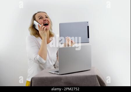 Donna seduto sul divano mettere il pc in giro pugni clenched grida di gioia, mentre leggere grandi notizie sul notebook. Il giocatore celebra la vittoria della scommessa dell'asta in linea. Ottenuto incredibile offerta sincere emozioni di felicità Foto Stock