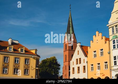 Olsztyn Polonia Ottobre 2022 famose attrazioni turistiche architettura destinazioni di viaggio a Olsztyn. Strada del Municipio della Città Vecchia sulla Piazza del mercato. Visita la Polonia Foto Stock