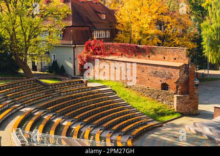 Olsztyn Polonia Ottobre 2022 famose attrazioni turistiche architettura destinazioni di viaggio a Olsztyn. Strada del Municipio della Città Vecchia sulla Piazza del mercato. Visita la Polonia Foto Stock