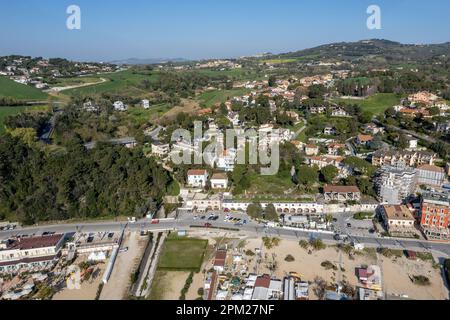 Vista aerea del paese di Numana , Monte Conero, spiaggia del Mare Adriatico nella regione delle Marche, Italia , Europa Foto Stock