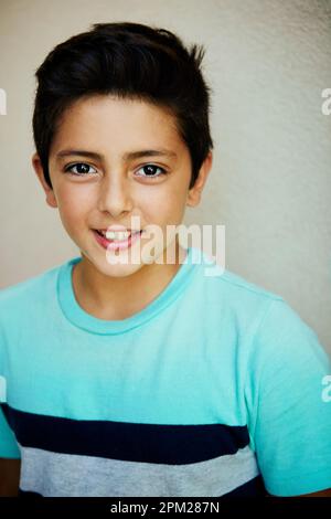 Mantenere fresco. Studio ritratto di un giovane ragazzo che ti dà un sorriso. Foto Stock