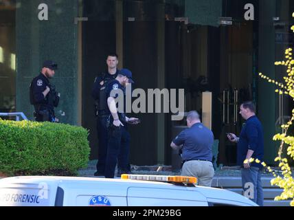 Louisville, Stati Uniti. 10th Apr, 2023. LOUISVILLE, KENTUCKY - APRILE 10: I membri del Dipartimento di polizia di Louisville parlano dei passi della Vecchia Banca Nazionale durante un'indagine dopo una sparatoria di massa il 10 aprile 2023 a Louisville, Kentucky. Un cannoniere aprì il fuoco all'interno della banca, uccidendo quattro persone e ferendone nove. Credit: Jeremy Hogan/Alamy Live News Foto Stock