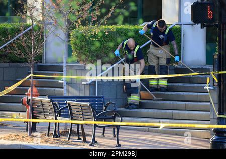 Louisville, Stati Uniti. 10th Apr, 2023. LOUISVILLE, KENTUCKY - APRILE 10: I membri del Dipartimento dei vigili del fuoco di Louisville pulizia passi della Vecchia Banca Nazionale dopo una messa di tiro il 10 aprile 2023 a Louisville, Kentucky. Un cannoniere aprì il fuoco all'interno della banca, uccidendo quattro persone e ferendone nove. Credit: Jeremy Hogan/Alamy Live News Foto Stock