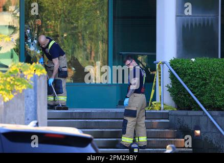 Louisville, Stati Uniti. 10th Apr, 2023. LOUISVILLE, KENTUCKY - APRILE 10: I membri del Dipartimento dei vigili del fuoco di Louisville pulizia passi della Vecchia Banca Nazionale dopo una messa di tiro il 10 aprile 2023 a Louisville, Kentucky. Un cannoniere aprì il fuoco all'interno della banca, uccidendo quattro persone e ferendone nove. Credit: Jeremy Hogan/Alamy Live News Foto Stock