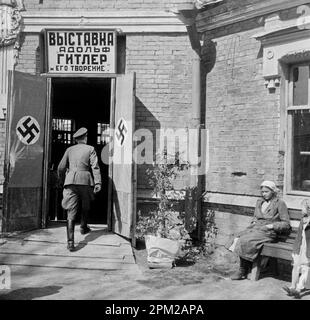 Storica seconda guerra mondiale, 1940s, foto di un membro tedesco della Wehrmacht in Lettonia (riga, Pskov e dintorni)."Mostra Adolf Hitler e la sua creazione" Foto Stock