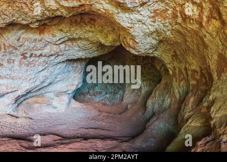 Vista panoramica di una grotta nella cascata di Sipi a Kapchorwa, regione del Monte Elgon, Uganda Foto Stock