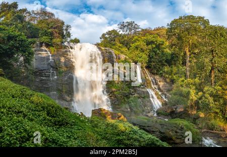 Cascata di Wachirathan. Doi Inthanon National Park, Chiang mai, Thailandia. Foto Stock