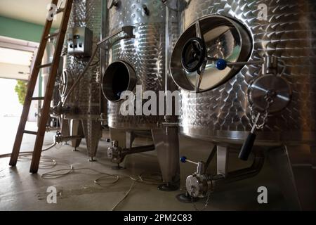 Serbatoi in acciaio inox i fermentatori sono il tipo di vaso più popolare per la vinificazione. Foto Stock