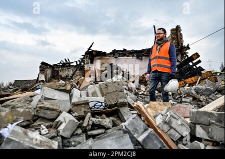 Non esclusiva: ZAPORIZHZHZHIA, UCRAINA - 9 APRILE 2023 - Un uomo esplora le rovine di una casa distrutta nello sciopero del razzo dell'esercito russo, Zap Foto Stock