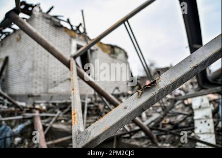 Non esclusiva: ZAPORIZHZHZHIA, UCRAINA - 9 APRILE 2023 - le conseguenze dello sciopero del razzo dell'esercito russo sul settore residenziale sono pic Foto Stock